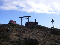 山頂の神社と鳥居
