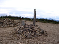 東吾妻山山頂の道標と三角点